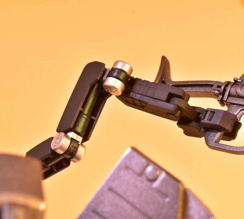 サブアーム部分にはあえてつや消しカラーを使用しています!理由としては全部メタリック塗装もいいのですがその中にあるつや消しも締まってかっこいいんじゃないかなと思いつや消しにしました!内部にあるパイプ部分は下地を黒、その上からメタルブルーを使用しました!