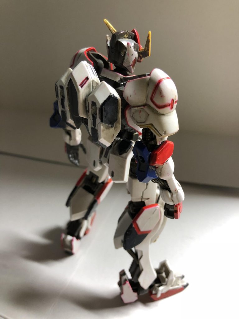 各部の赤いラインは血をイメージしつつ、生々しくもヒロイックなカラーリングになるよう塗装してみました。