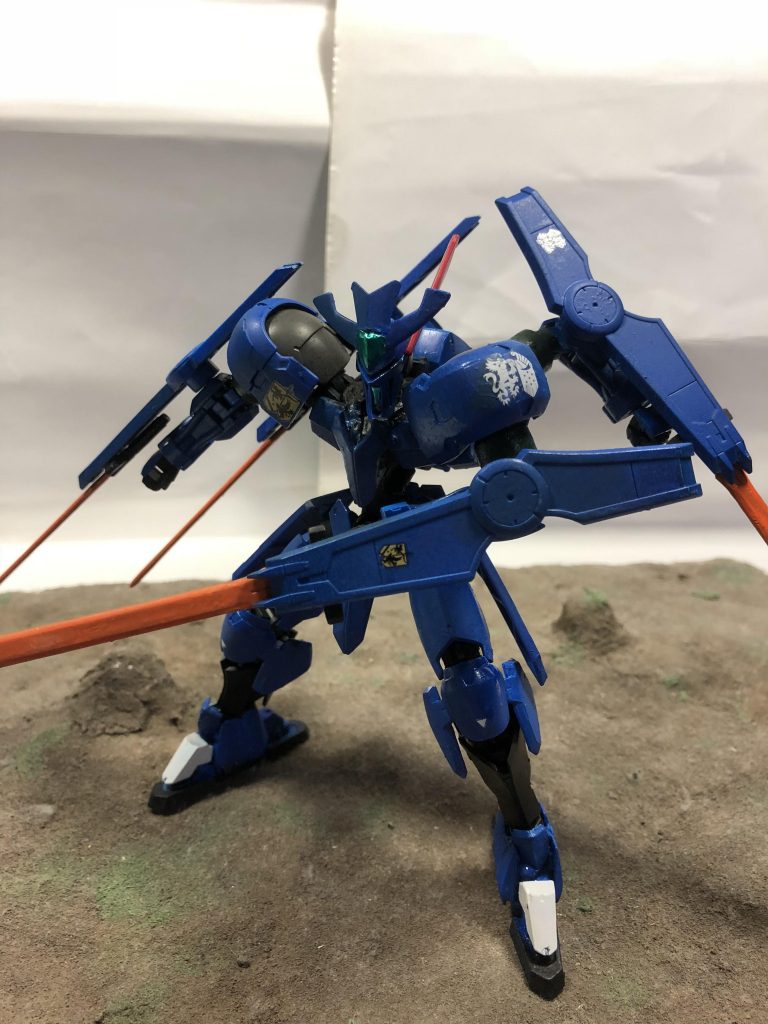 ブァリキュリアフレームの予備装甲の腕部を転用したサブアームは、阿頼耶識システムのアシストで行い、武器やシールドの連携を行うだけでなく、