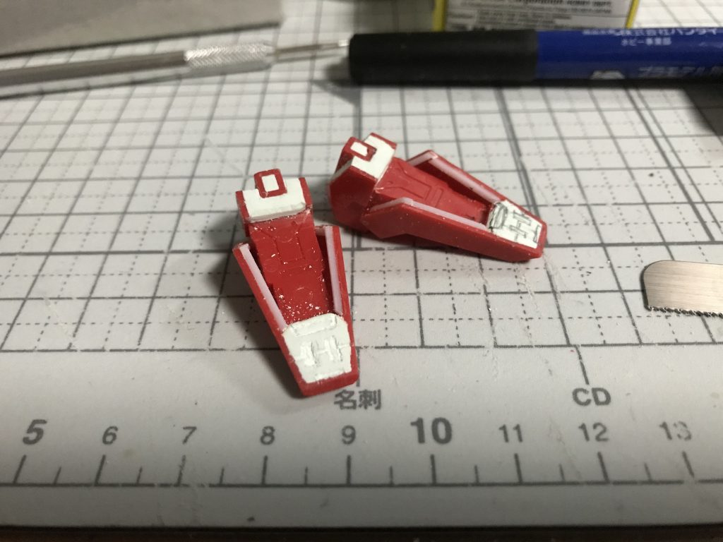 足裏の加工。つま先と踵をエポキシパテで埋め、側面を1mmプラ角棒で厚みまし。