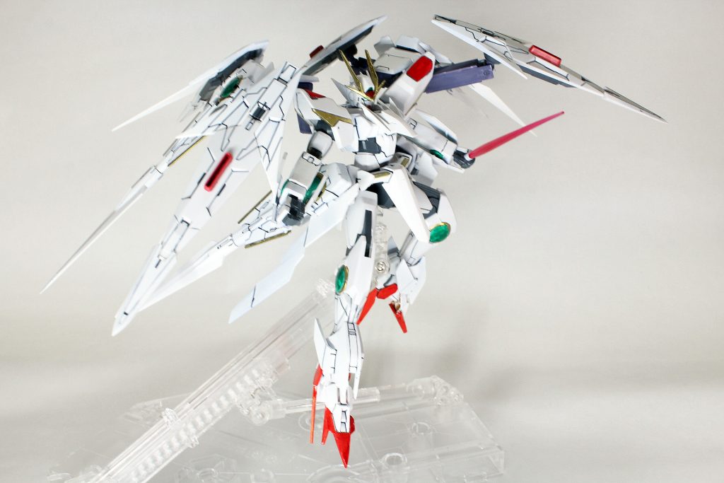 ウイングというよりシールドです。
シールドウイングと命名しましょう。
写真でちらっと見えるシールドウイングを保持してるフレームはプラ板から自作しています。次作るときはもっと自由度の高いものにしたいです。