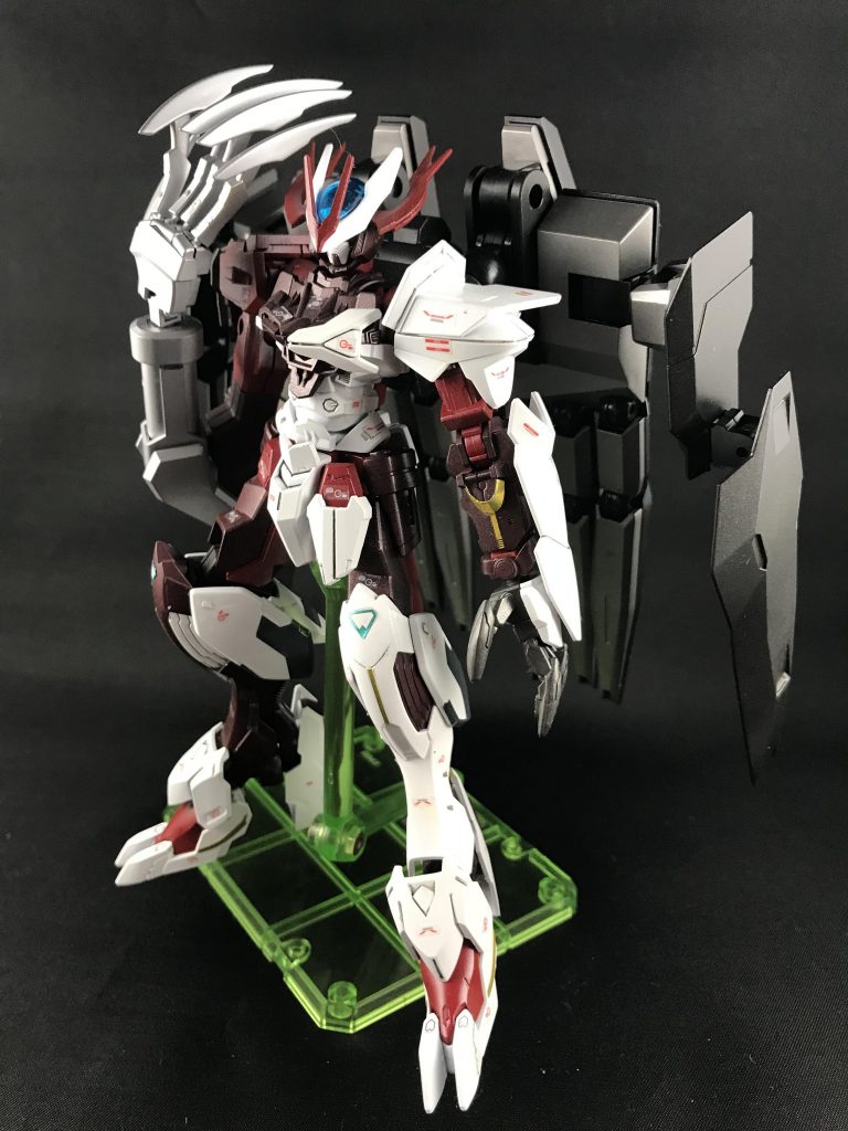 ## 非戦闘時
塗装に関しても、アシンメトリーになるよう工夫して塗装しました。
レッグは右腕の武装を活かすため、地上でも踏ん張りが効くバルバトスルプスレクスのものを採用しました。