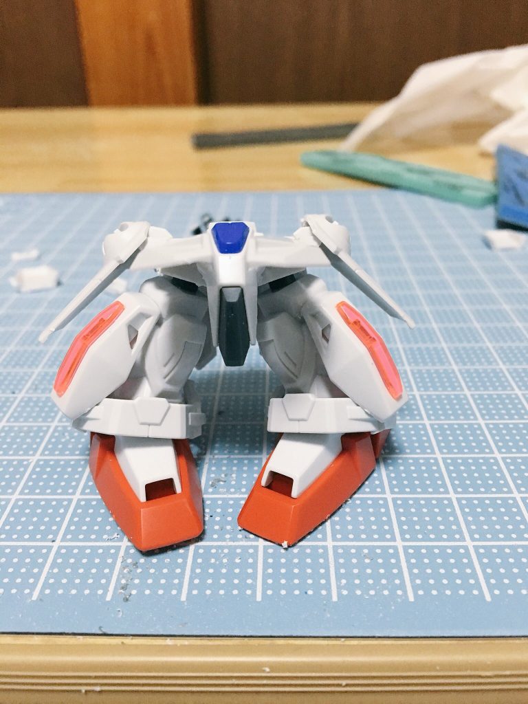 スカートも捲れるようにしておりまして。脚の追加パーツはBBビルストのふとももに接着しました。この時点では赤いクリアパーツにしてました。