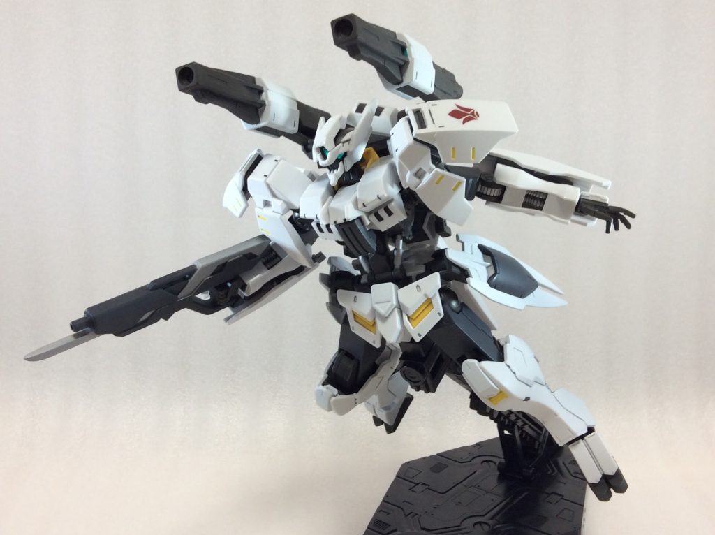 肩アーマーを展開して内蔵されているスラスターを使用することで機動力を上昇させることができます。
主に宇宙空間での使用を想定