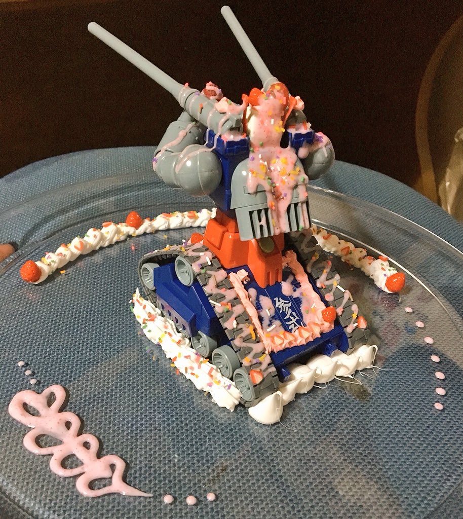 こちらバックショットですね。
頭からトロッといちごソースをかけたのがすごくエr…ンンッ失礼。
ガンタンクちゃん自体は、お皿に固定させてます。