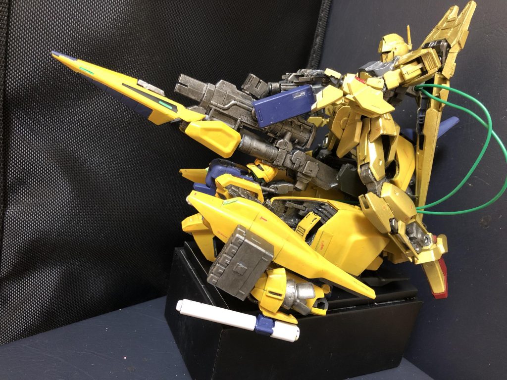 実は敵機の撃墜数は、他の4機と比較しても著しく少ない。ただしそれはこの機体がチームの生存率を最優先に行動する為である。
また、撃墜数を意識的に抑える事で、本機を敵の攻撃対象から外す目的もある。
つまりデータだけで、チーム“ネェル−アーガマ”を判断し対戦したチームは、実力が匹敵していても長期戦に持ち込まれ苦戦する事を意味する。
仮にチーム“ネェル−アーガマ”と対戦するならば、まずはメタス メガ-シェリィンをどう対処するかが攻略の鍵となってくるのだ。