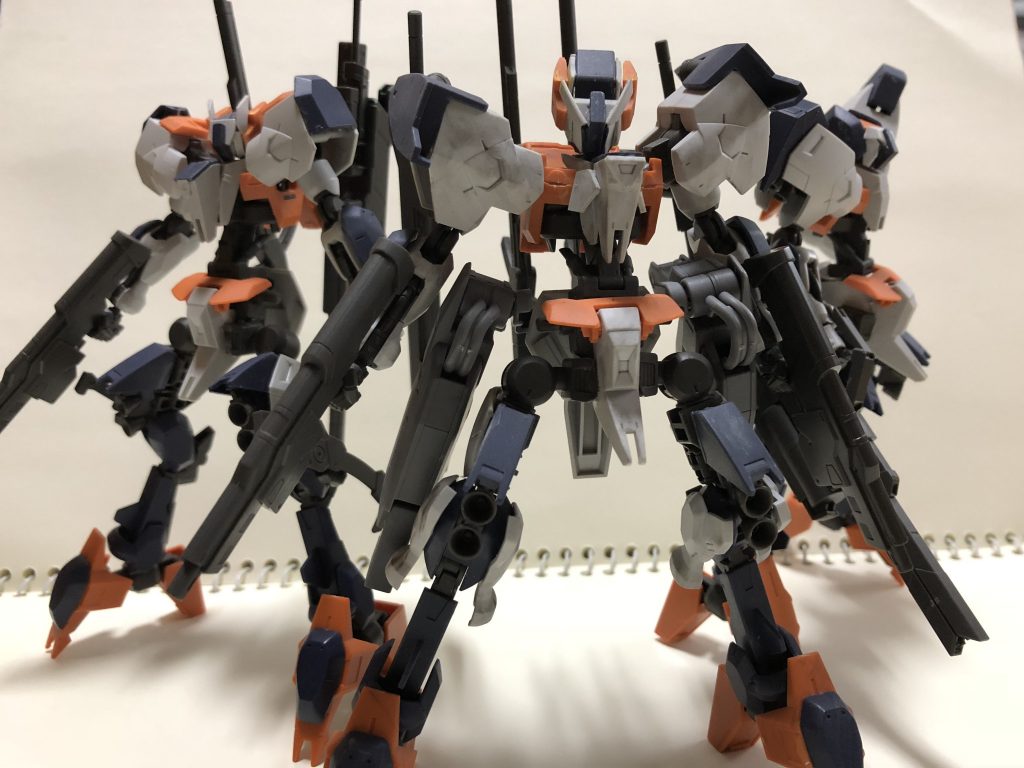 私が製作したユーゴー部隊です。
右側にいる機体はまだ改修すると思います。
ユーゴーは無限の可能性があると思っているのでこれからも作っていきたいです!