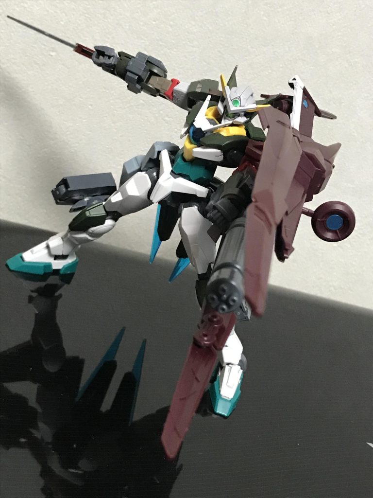 他の武装
メインウェポンのプロトGNソードは変わらず。
ノーネイムライフルもBスマートガンモードでガトリングと合わせて火力が上がってます。
脚のホルスターにはGNハンドガンが2丁、腰のホルスターには前作同様にヒートダートが計6本。牽制等に使えたりするサブウェポンになってます。