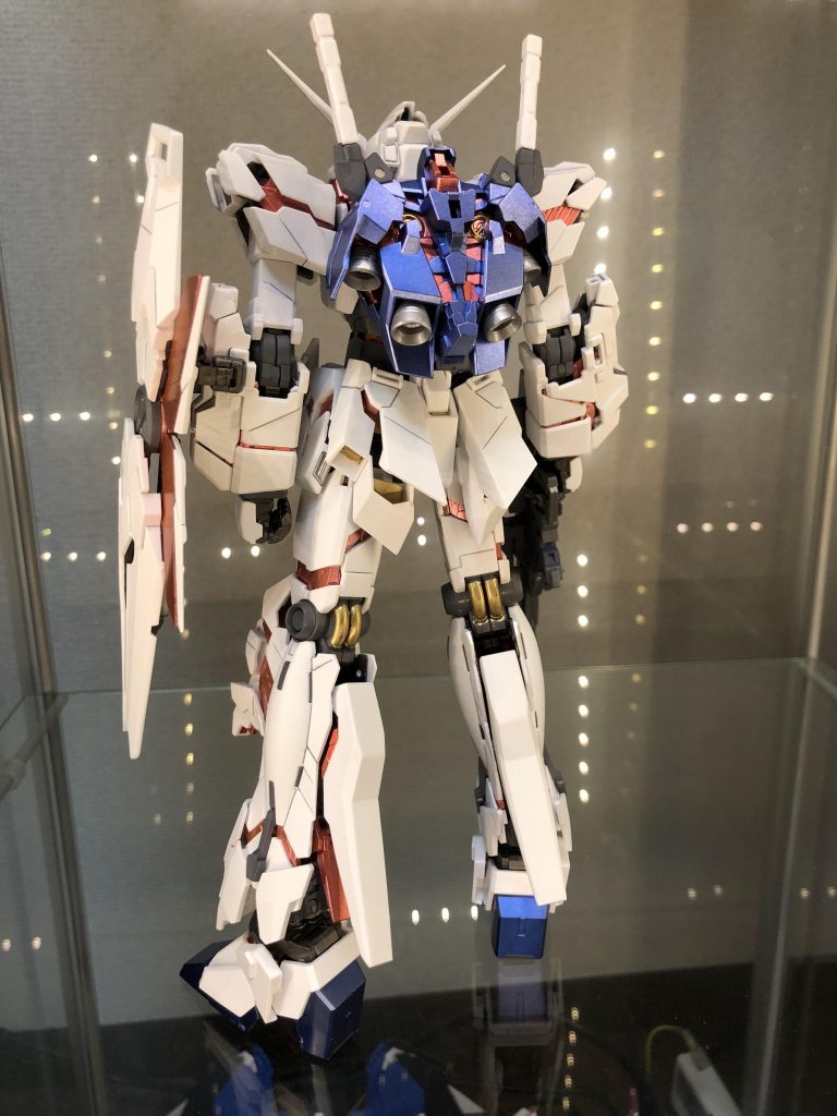 膝裏とバックパックなどに部分的にゴールドを使いました