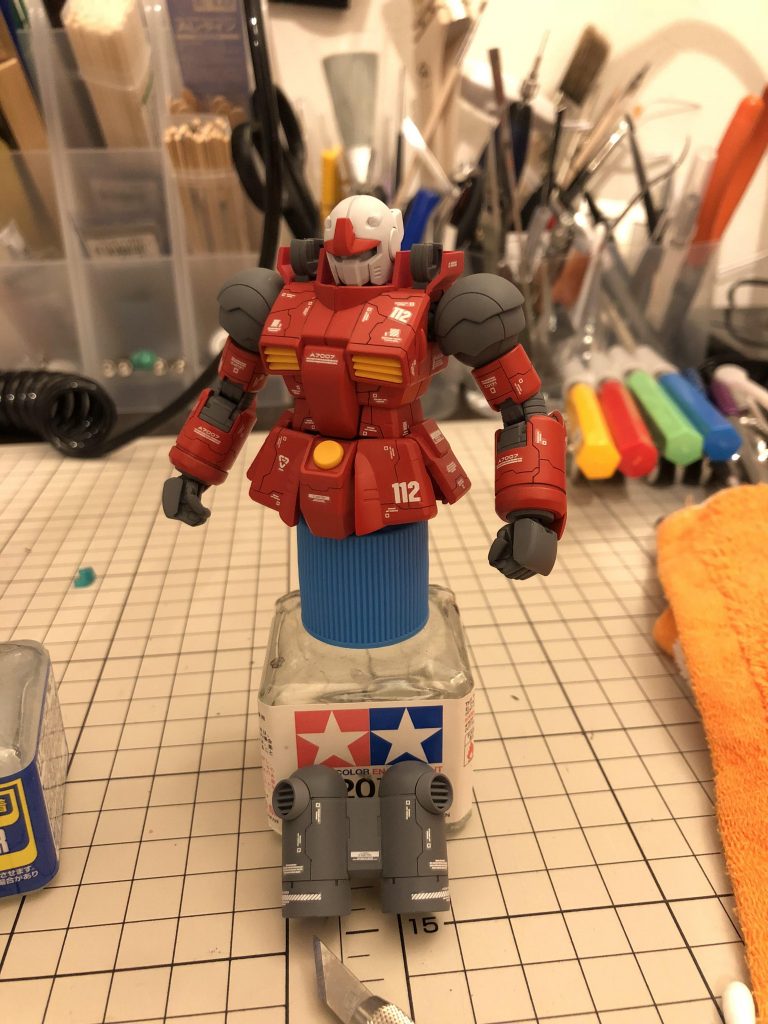 赤の塗装はガイアのプレミアムレッドを使用。発色を均一にするために一旦グレーサフでフラットにし、ピンクサフ、レッドの順で塗装しました。あまり塗装が厚くなりモールドが消えないよう且つ発色も良くなるよう細心の注意をして塗装しました。