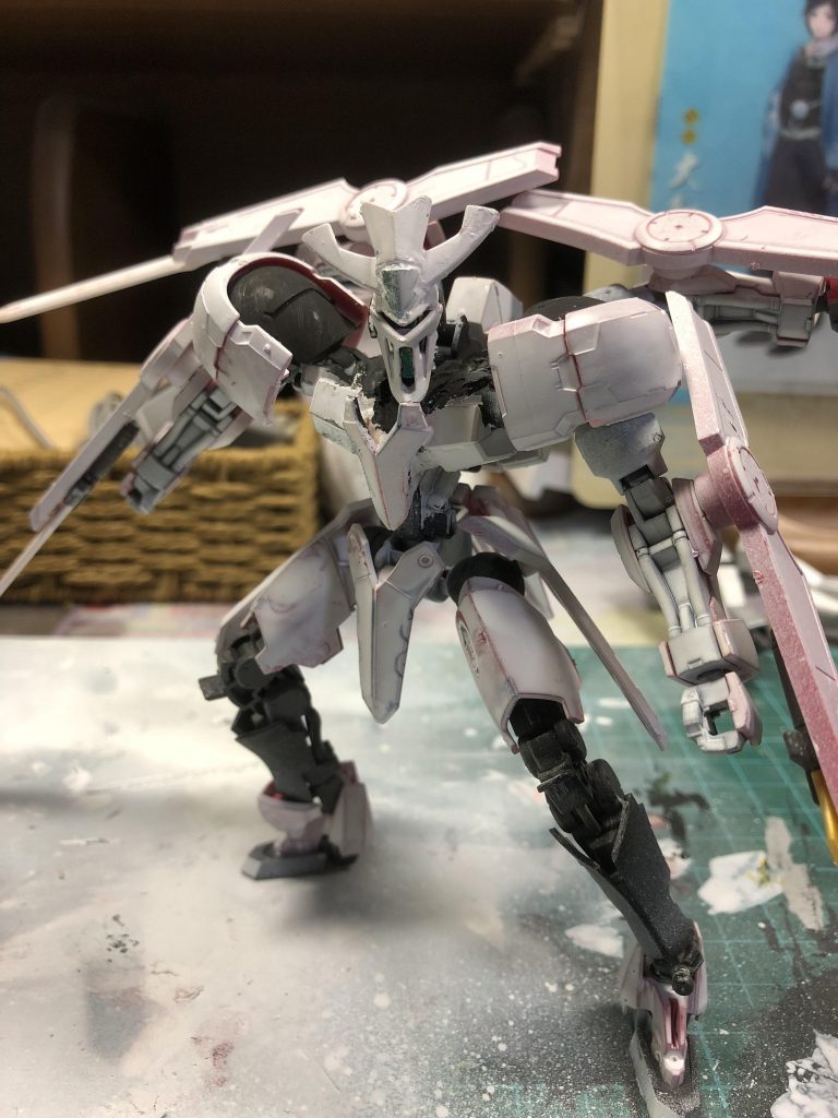 サフを吹ったとき、頭部にはイナクトの頭を加工しパテでくっつけました。