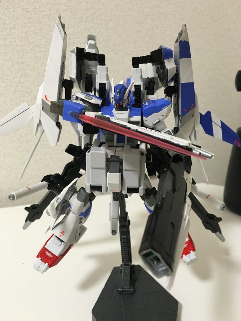 基本的に近接格闘は考慮されていないが右腕にビームガン兼ビームサーベルを装備。