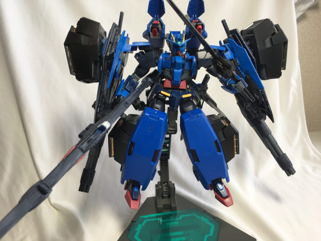 ヴァーチェのGNキャノン、GNコンテナを流用する事で3機のドライブの粒子を無駄なく活用し、GNフィールドの形成も可能としている。