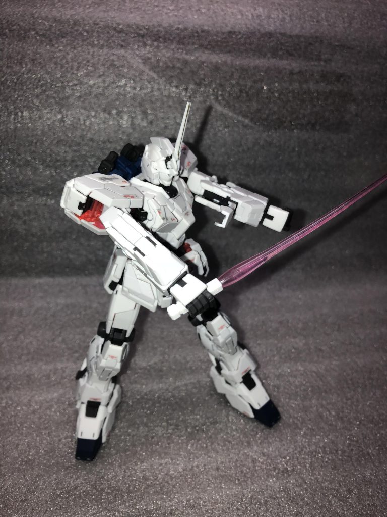 ビームサーベルを抜刀した感じに。
この設計だとサーベル抜く時片腕すごいことになりますねw