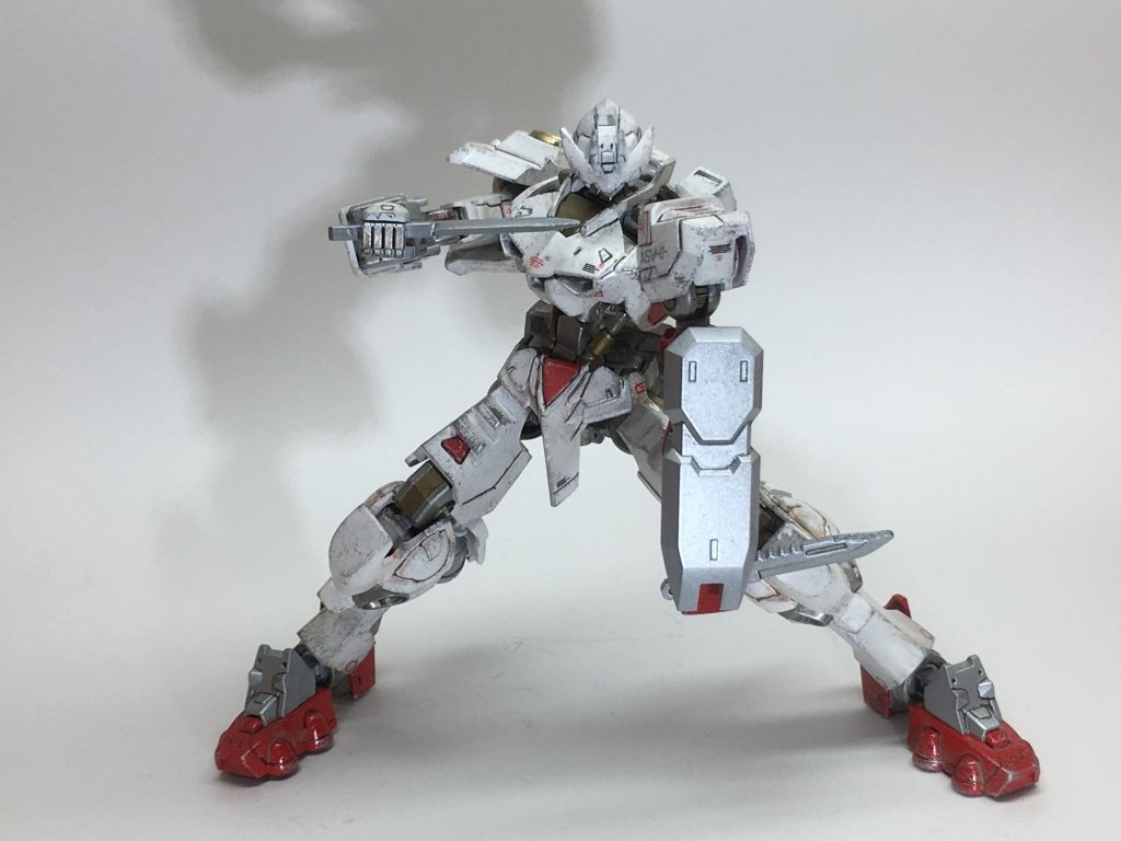 右肩と獅電のシールドにナイフを二本装備しています!こうゆう小さい武器を持たせてもカッコいいかも?