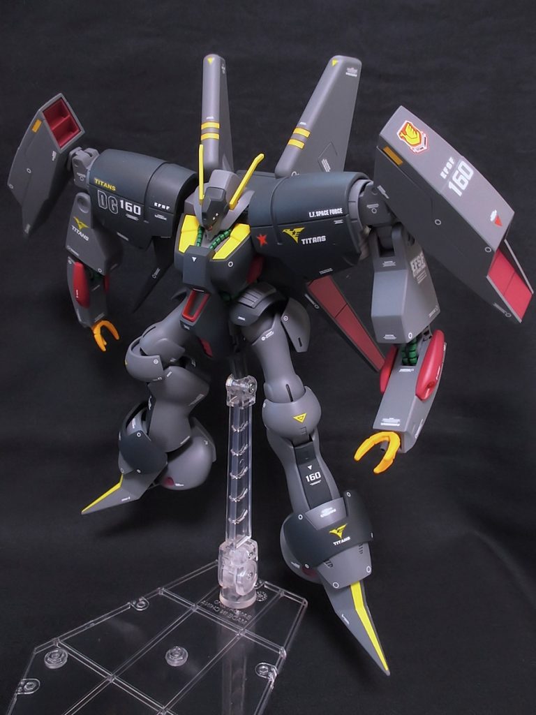 専用機としての個性を出す為にデカールはあえて五月蠅いくらいキッチリと貼りました。
「DG」はドゴス・ギアの略、ジェリドの流星マークは欠かせないポイントです。