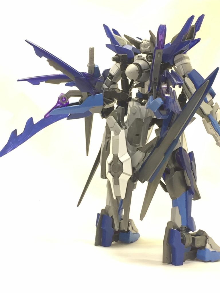 GNソード改は背中に懸架でき,GNドライブを並列接合させ、出力を調整させたりバースト状態にすることができます!