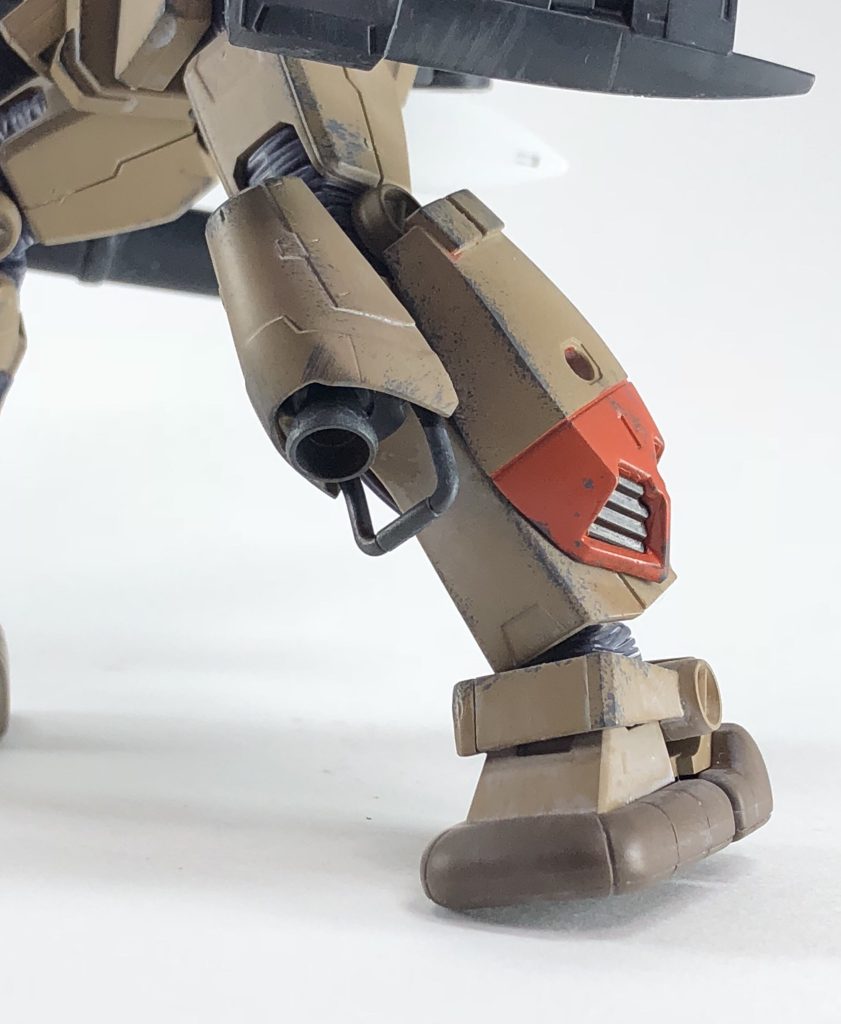 ビームマスターのもう一つの特徴である大きな足元をビルダーズパーツで表現。脚部スラスターの感じと陸戦型のスリッパから、マドロックのようにホバーするイメージで。膝下のバーニアも姿勢制御や方向転換に使うのかも知れない・・・