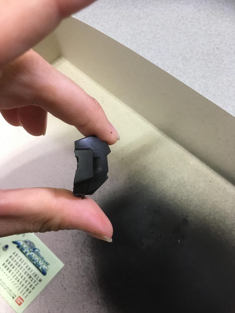 塗装しながらギラズールの背面に取り付けれるようにヤスリで削りながら加工。まっすぐと水平になるように削るのは難しいですねー。