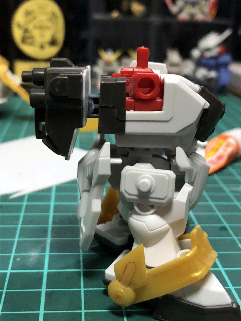 背中パーツと一体成形だったバックパックは切り離し、ジョイントパーツを仕込み上下に角度をつけられる様に改造。武器をマウントした際などに干渉を防ぐ役割をしている。