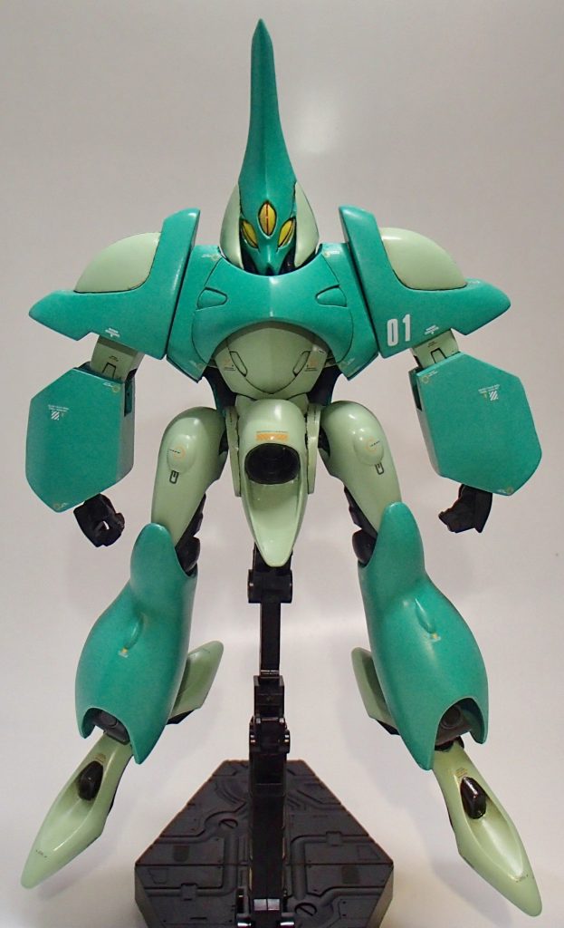 基本は設定画に基づいていますが、上記の通り四肢の力強さと各部のアウトラインを繋げ、曲線が美しく見えるように改造しています。
ザンスカール機はシンプルなデザインなので外装は極力ディテールを追加せず、その辺の工作は新たに製作したメカ部に集中させてメリハリをつけています。