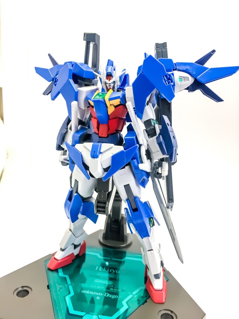 ## 機体前面
本機体は接着等を使用せずに改造してある為、ダイバーとスカイにそれぞれ戻すことが出来ます!
名前はダイバー+スカイを合わせてダイバーズ改、この名前は1期OPのdiver's Highを意識して名付けました!
腰部サイドのスラスターやエースユニットは、高機動化に一役買っています