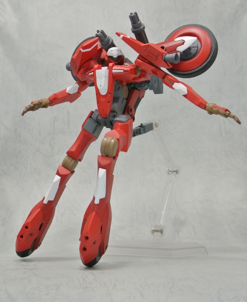 バイク変形ロボの多くは変形後にタイヤを使わない物がおおくて
かっこいいローラーダッシュアクション出来る筈なのにもったいないなーとずっと思っていたので
自分で叶えました
ただし当然自立はしません。困る