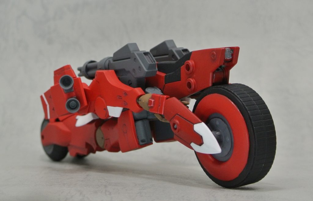 イク少佐も大満足なバックショット
肩のスラスターはバイク形態時にジャンプに使ったり加速に使ったり
変形時に機体を持ち上げるのに使ったり多分いろいろ便利に使うので
この期待の弱点だと思います