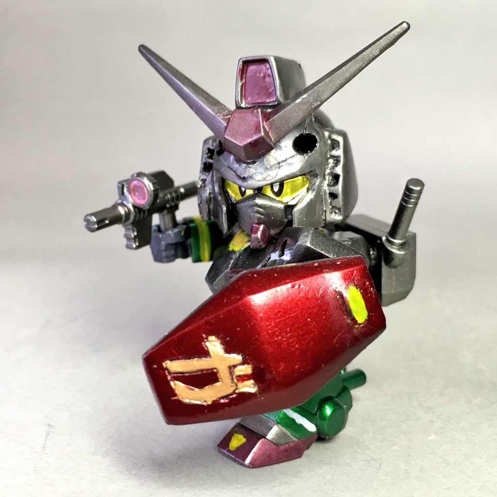 BB戦士Gアーマーに付属のガンダムとのミキシングです。
シールドは他のキットにすでに使用していたので、「おゆまる」で複製したものを加工して使っています。
「ガ」の字は刀槍の額の「ガ」の字に繋がるイメージで彫りました。