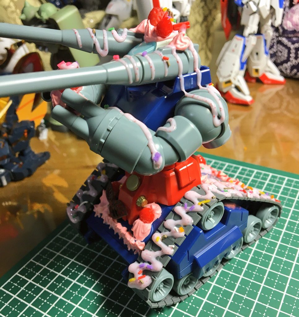 今回使用した「つぶつぶいちごソース」は、タミヤさんから出ているアクリル絵の具です。
その名の通りつぶつぶなんですよ。かわいい。
乾く前と乾いた後だと印象が変わりますが、どっちも好きです。