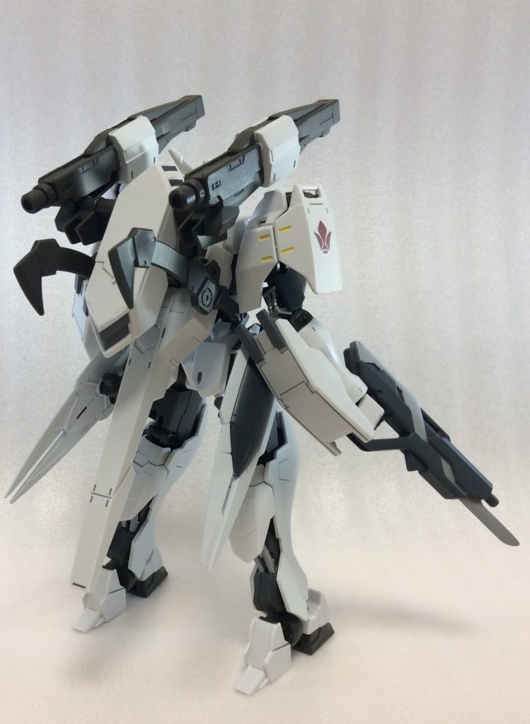 バックパックに変更点は有りません。
腰部のブースターに干渉するため、ロングバレルへの換装は不可となっています。