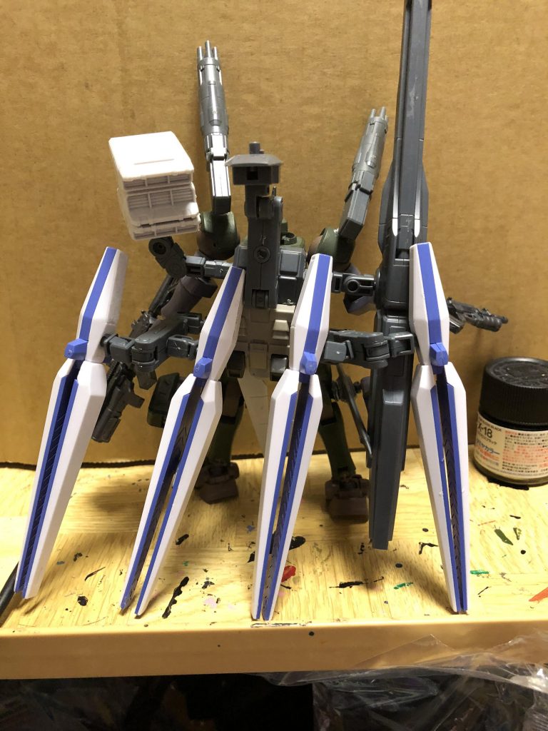 背面
ファンネルがかなり目立ちますがこれはこのガンプラを立たせるにはとても助かっています。
このファンネルたちはアームでつながっているので上下にあげたら場所を変えたりすることが容易です。
右のファンネルはメガランチャー発射時には中央へと移動させます。