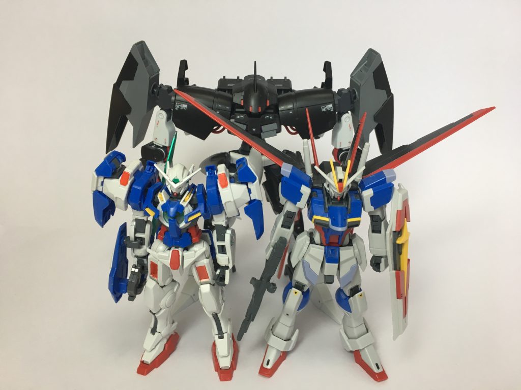 まずは毎回恒例の素組みインパルスとの大きさ比較のコーナー👏
今回はゲストとして同じ00シリーズのエクシア(小6の私.作)も並べてみました…
でかい。特に横幅が凄い。