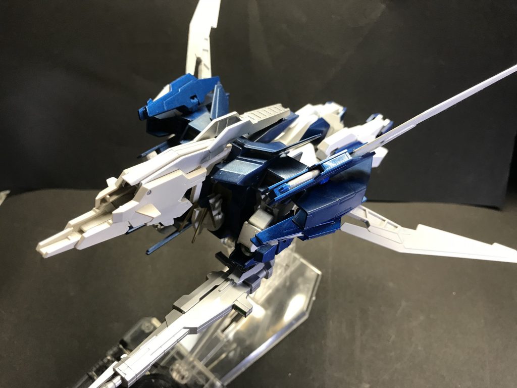 ラストは変形！ストライダーの名の通りAGE2を思わせるそのシルエットですがそこはリガズィベースの本機、流石のボリュームで満足感がすごいです。ただそれに比しての腰の接続が個体差かもしれませんがスカスカのボールジョイントだったので対策が必要です。
先述した穴の多さが武器の余剰を出さないことに一役買ってます。