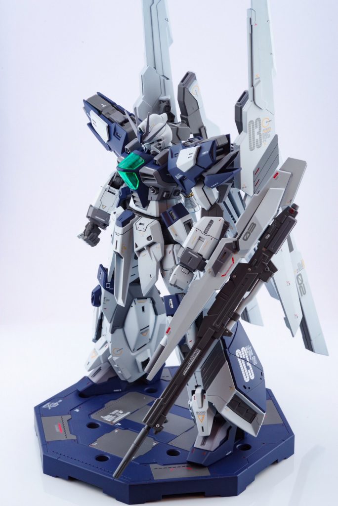 元々ガンダムXXは体格が細いイメージだったので
手足をプロヴィデンスに交換し脚部にHi-νガンダムのパーツを付けることで下に重心を置いたマッシブなプロポーションにしました