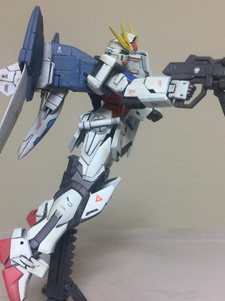 ゴッドビルドエールストライクの右斜めのアピールショットです。