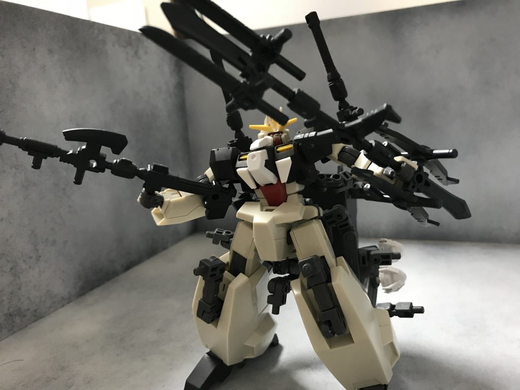 セラヴィー単体です。
セラヴィーもやっと重みから解放さました。
このセラヴィーからクラウドユニットに指示を出して戦います。武装はガシャプラの武装の寄せ集めです。色々組み替えても戦えます。後ろのコンテナにはクラウドユニットの武装が入っていて左右に二基づつ計四基のGNドライブを搭載しています。