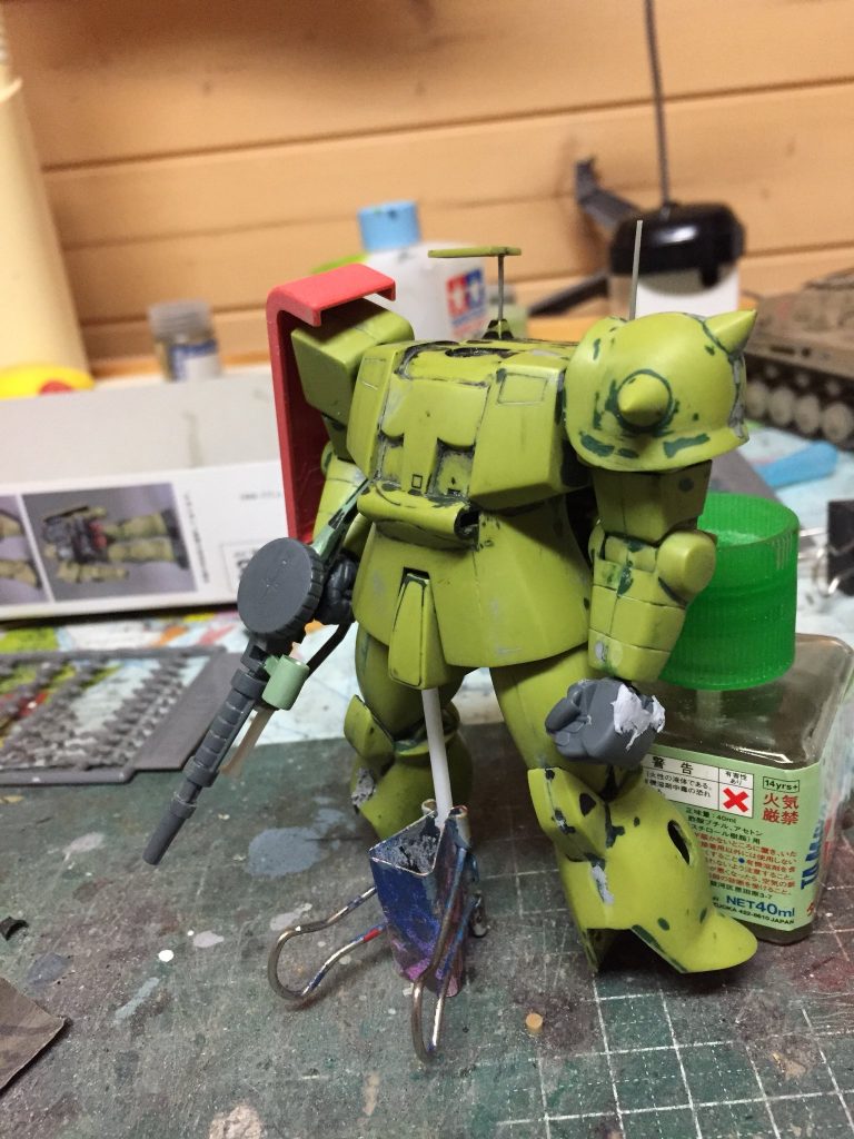 手首は他の方のアドバイスを参考に、ビルドナックルズのディティールを少し落として使用。シールドは紛失していたのでFGのシャアザクの物を流用しています。
マシンガンはスコープがベスメカのザク、グリップとストックがFGザク、フォアグリップはプラ板、あとはHGザクの組み合わせから出来ています。