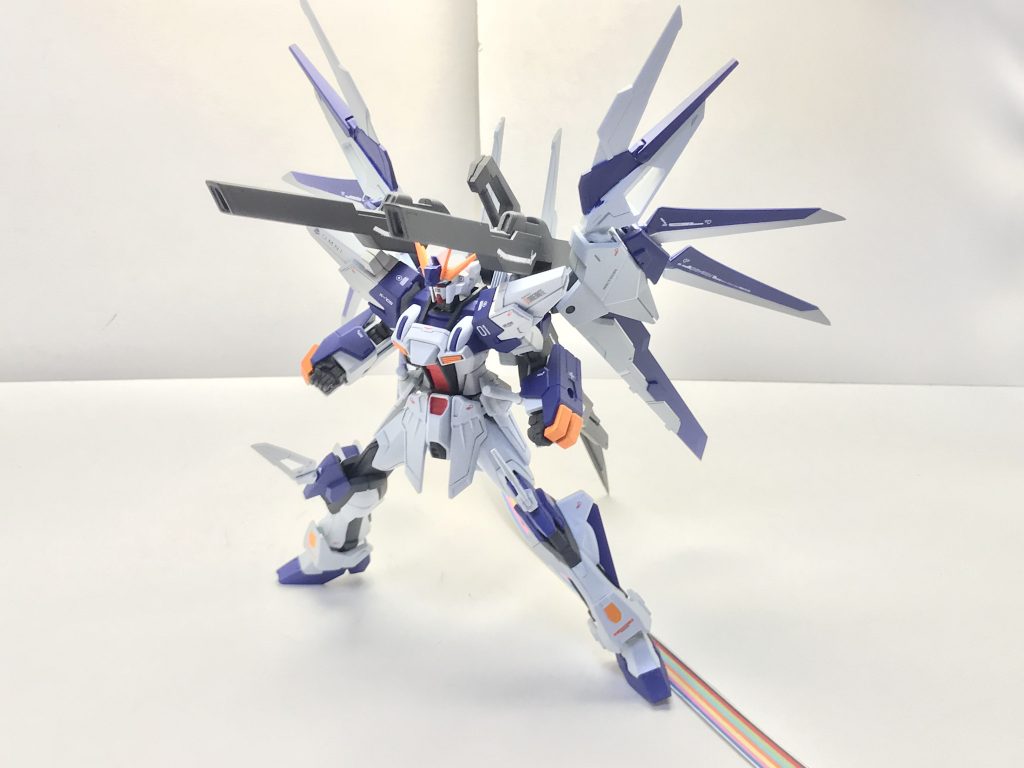 対艦・対要塞超高インパルス砲「インドラ」。アグニ及びその発展形であるアグニ改の発展形であり、高すぎる威力がMS相手には過剰火力になるというアグニ系列の弱点を出力の可変という形で解決している。最大出力時はアグニ改をも上回る火力を発揮し、要塞の壁面や一部地形オブジェクトの破壊などが可能となっているが、GBNがゲームである都合上そのような大技を不用意に放てばエネルギーが一瞬で枯渇するため、最大出力で使用されることは滅多にない。