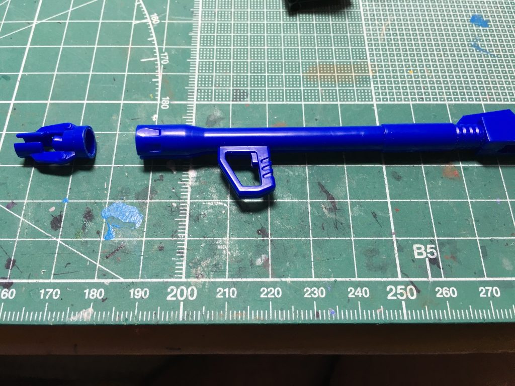 　ビームバズーカは銃口を切り離して合わせ目を処理しました。銃口はダボが一切ないので慎重に位置合わせをしてからクリップで圧着。合わせ目を消してから再接着。F91のビームランチャーを彷彿とさせる形状でした。