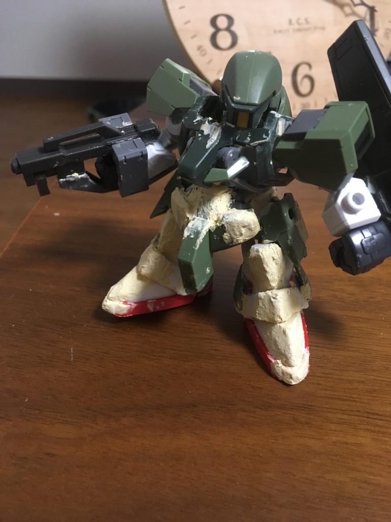 胴体はグレイズのフレームを分割して作成。ほぼ完成形です。下半身はポリパテで作成しようとするも苦戦…。