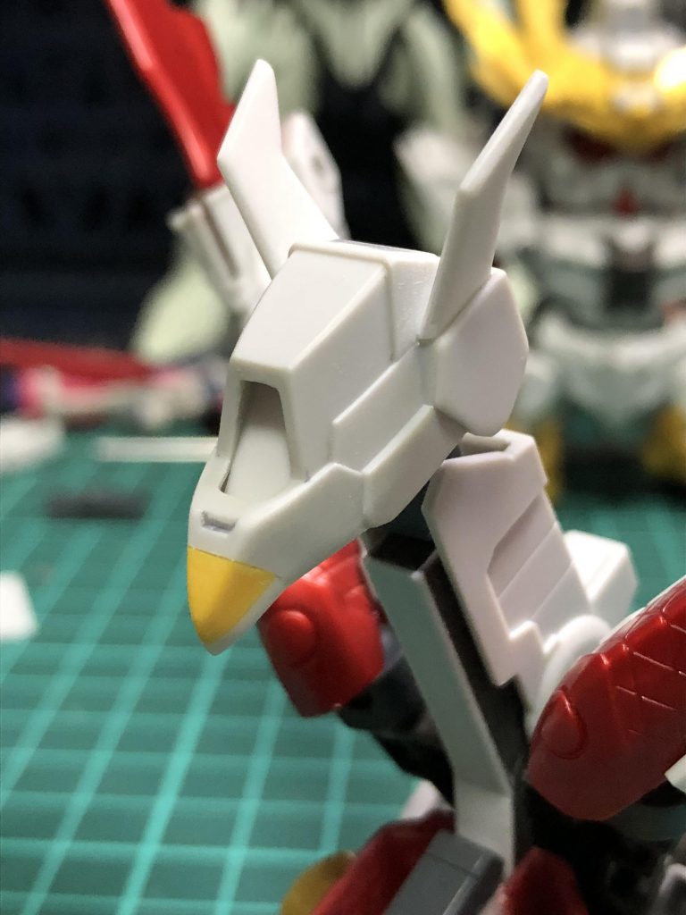 八鳥の頭部はアニメでの印象に近づけるため大幅に改修を行い、切削とプラ板で鳥らしい形状に変更。ついでに首の可動化も行なっている。嘴の先は1/100バルバトスのアンテナ基部を少し使用している。