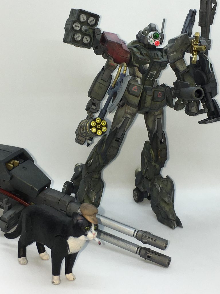 手前の猫がパイロットのマツタケ氏の様だ。
猫派の彼はとてもこの姿を気に入っている。
どういう訳かフェレットが大嫌いらしい…
ゲームはソロ派らしく大体一人で活動しているが欲しい報酬のフォースイベントなどがあると傭兵の様な事を始める。