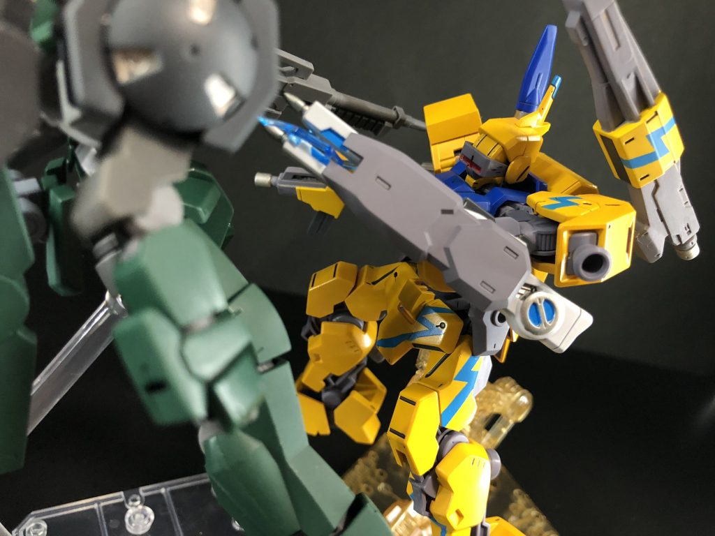 近接戦で敵を殴る時に同時に電気系の攻撃も加えるという設定で作りました。