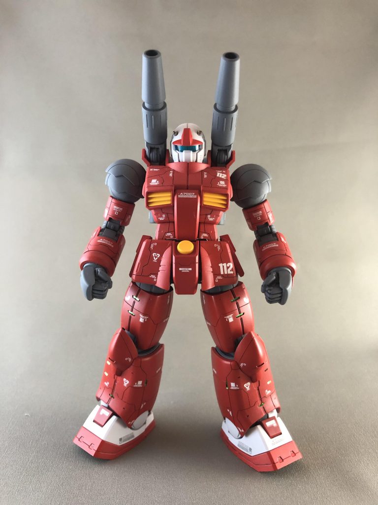 腕部、脚部が最初期型、ボディの胸部、腰部がリヴァイブ版です。腕、脚を最初期型にする事でプロポーションが改善され特にガンキャノンらしいどっしりとした感じがでました。腰部のスカートは1ミリ下に幅増し延長しました。頭部はベースを最初期型、バイザーはリヴァイブ版をカットしミックスしました。