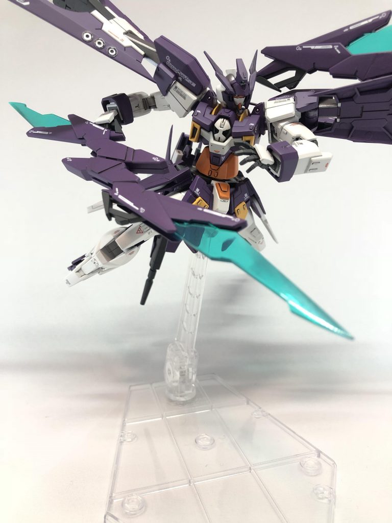 こちらはスピアモードである。突き刺す、回転しながら斬る、といった攻撃が可能。槍と両剣の機能を併せ持つ。