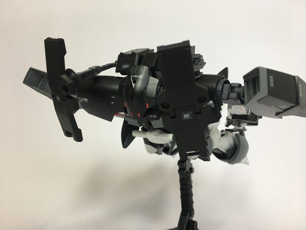 バックパックにサブアームで接続されているGNシールドは周辺の粒子濃度操作ができるためGNフィールドの強度を局所的に跳ね上げることができる。防御に使う以外にも単体での大気圏突破も可能でターゲットへの奇襲作戦を行える。