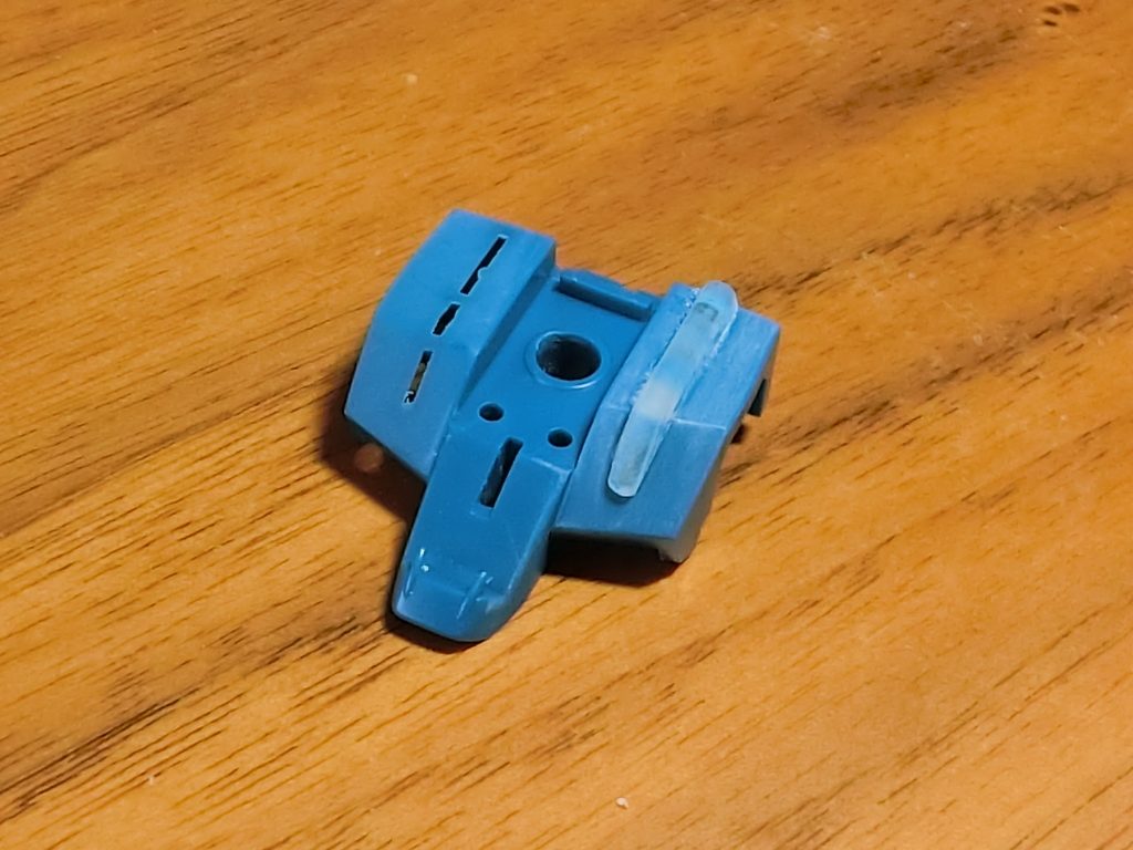 レジン液を自作の型で整形し、クリアパーツを作ってキットに取り付けています。