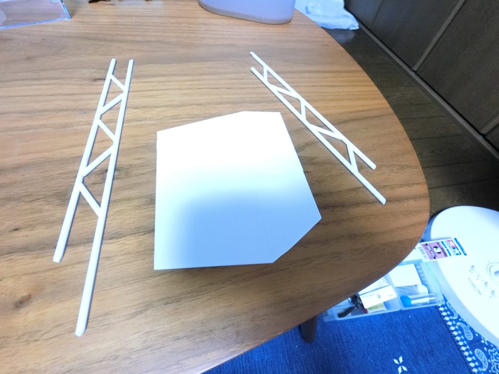台座はプラ板とプラ棒を加工して作成しています。