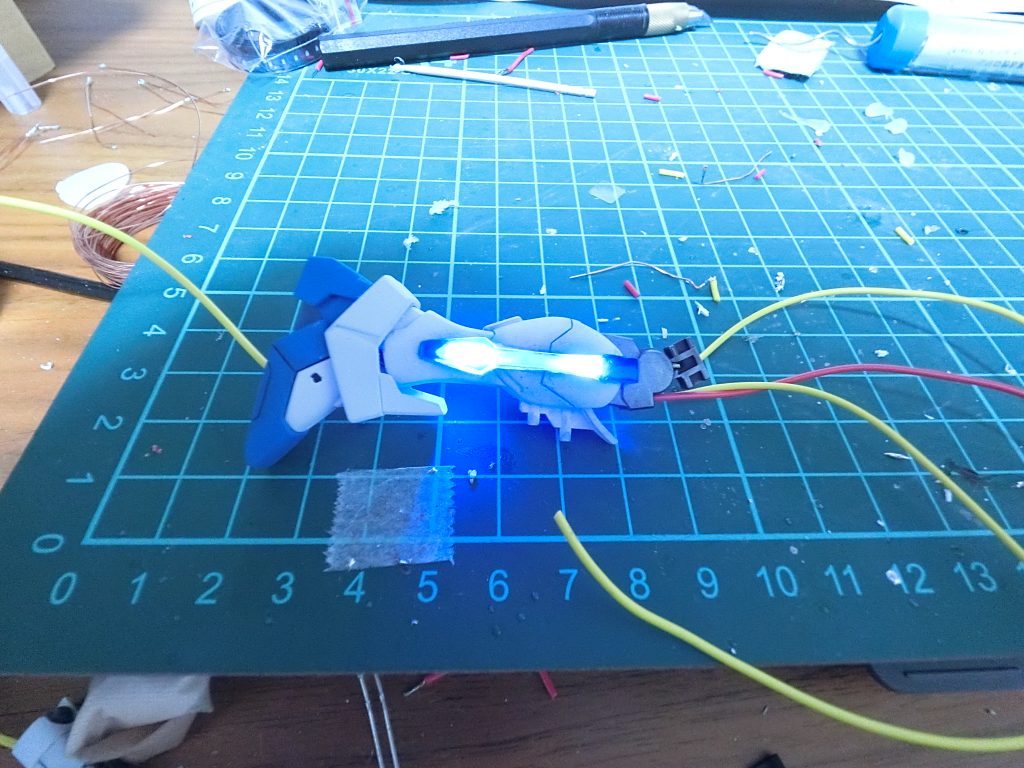 各部の発光テストの様子です。
電飾をするにはLEDを仕込む度に発光テストを行い、断線などがないか確認します。